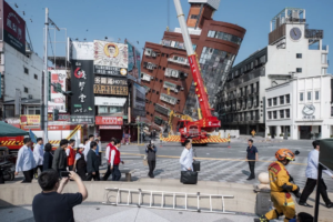 The most powerful earthquake in Taiwan in 25 years, dozens of people trapped in tunnels